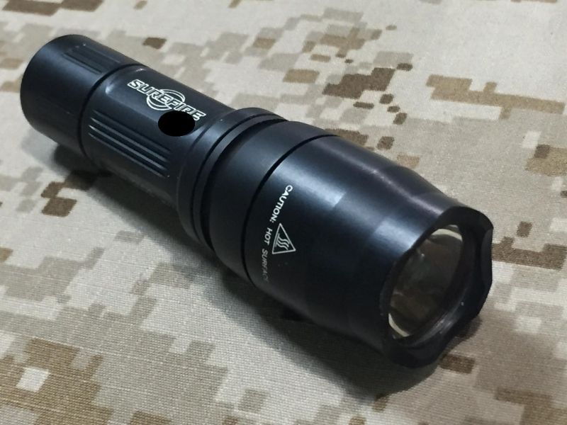 官給品 実物 SUREFIRE E1B ハンディライト ブラック